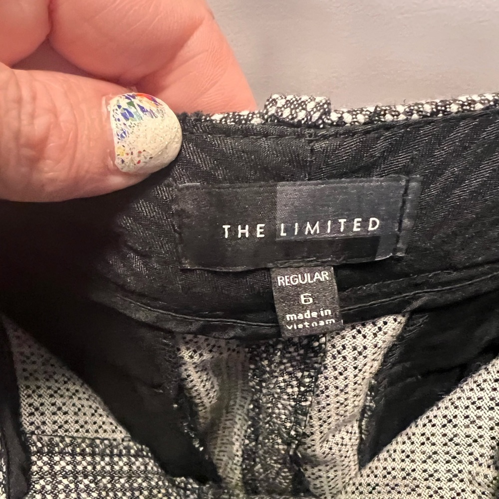 Size 6 limited dress pant. Fits more like an 8.